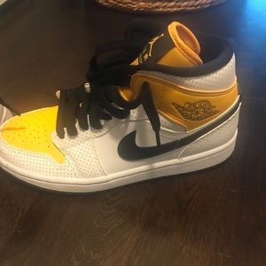 Air Jordan 1 Mid Women’s Shoe